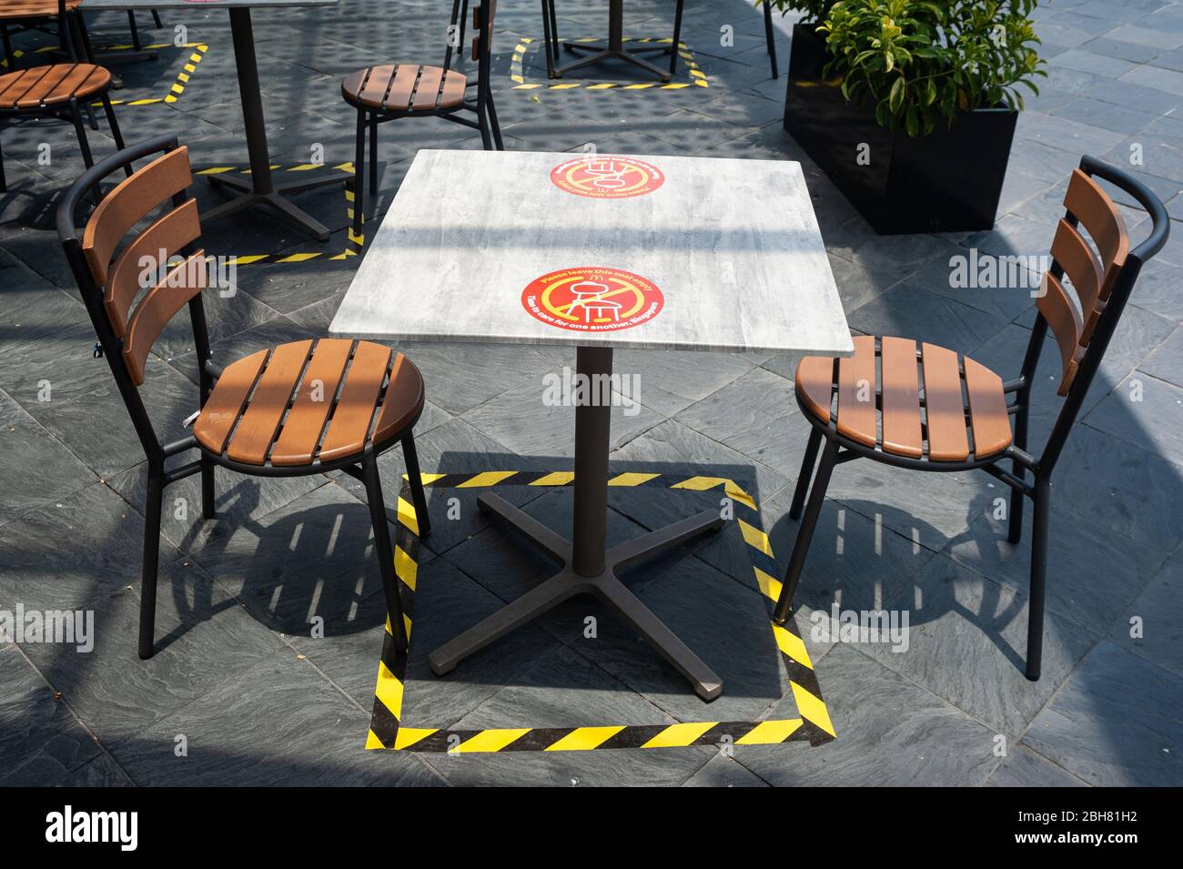 02.04.2020, Singapore, , Singapore - um die Ausbreitung des pandemischen Corona-Virus zu begrenzen, wurden Maßnahmen eingeführt, um sichere Entfernungen in Pub zu halten Stockfoto