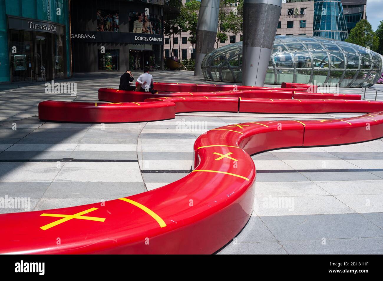 02.04.2020, Singapore, , Singapore - um die Ausbreitung des pandemischen Corona-Virus zu begrenzen, wurden Maßnahmen eingeführt, um sichere Entfernungen in Pub zu halten Stockfoto