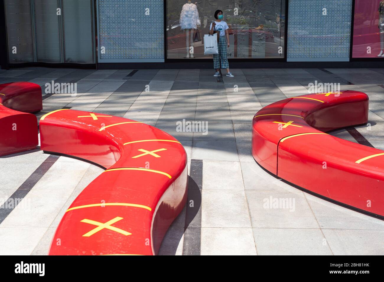 02.04.2020, Singapore, , Singapore - um die Ausbreitung des pandemischen Corona-Virus zu begrenzen, wurden Maßnahmen eingeführt, um sichere Entfernungen in Pub zu halten Stockfoto