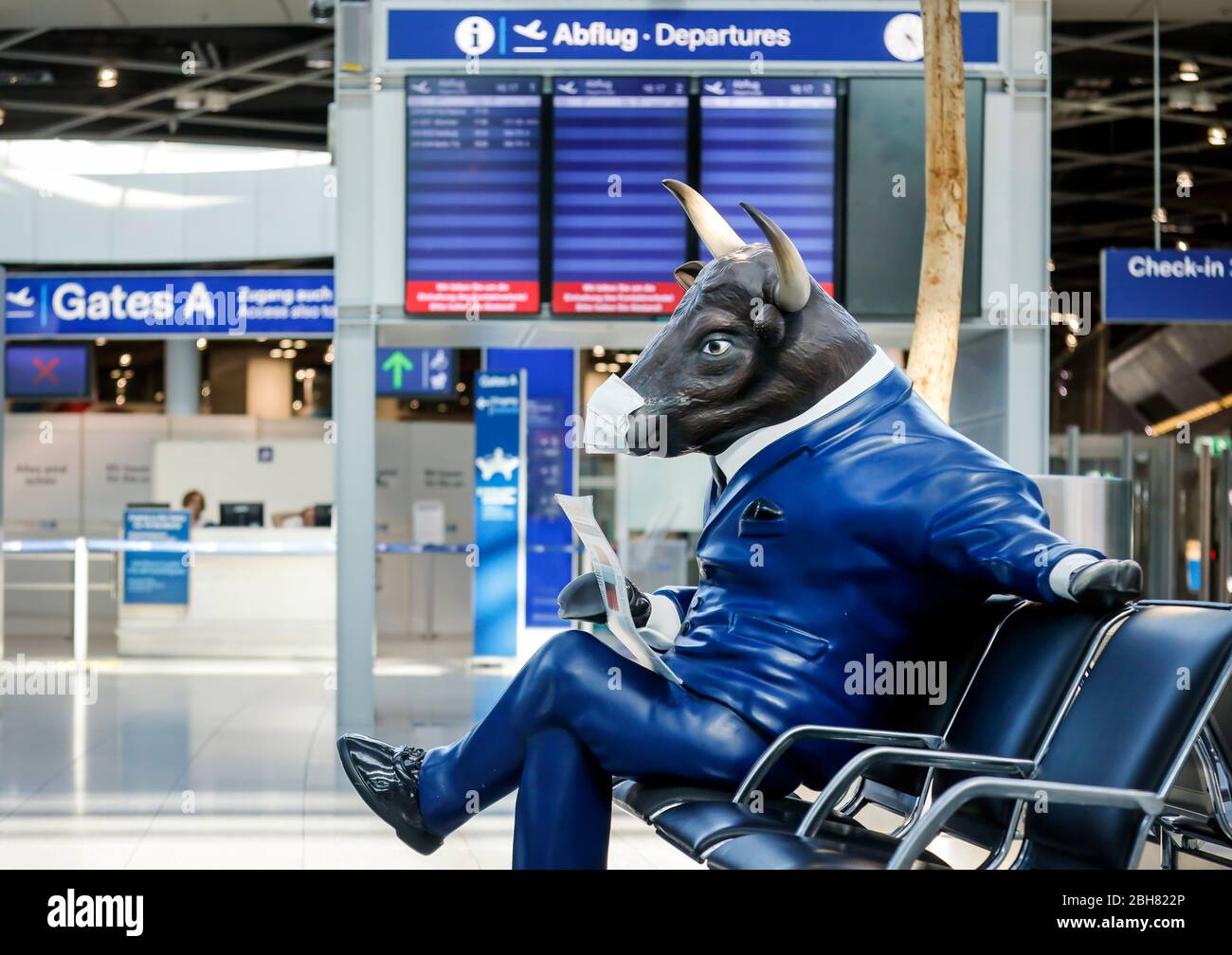 09.04.2020, Düsseldorf, Nordrhein-Westfalen, Deutschland - Flughafen Düsseldorf, verlassene Abflughalle in Zeiten der Koronakrise wirbt ein Bulle Stockfoto