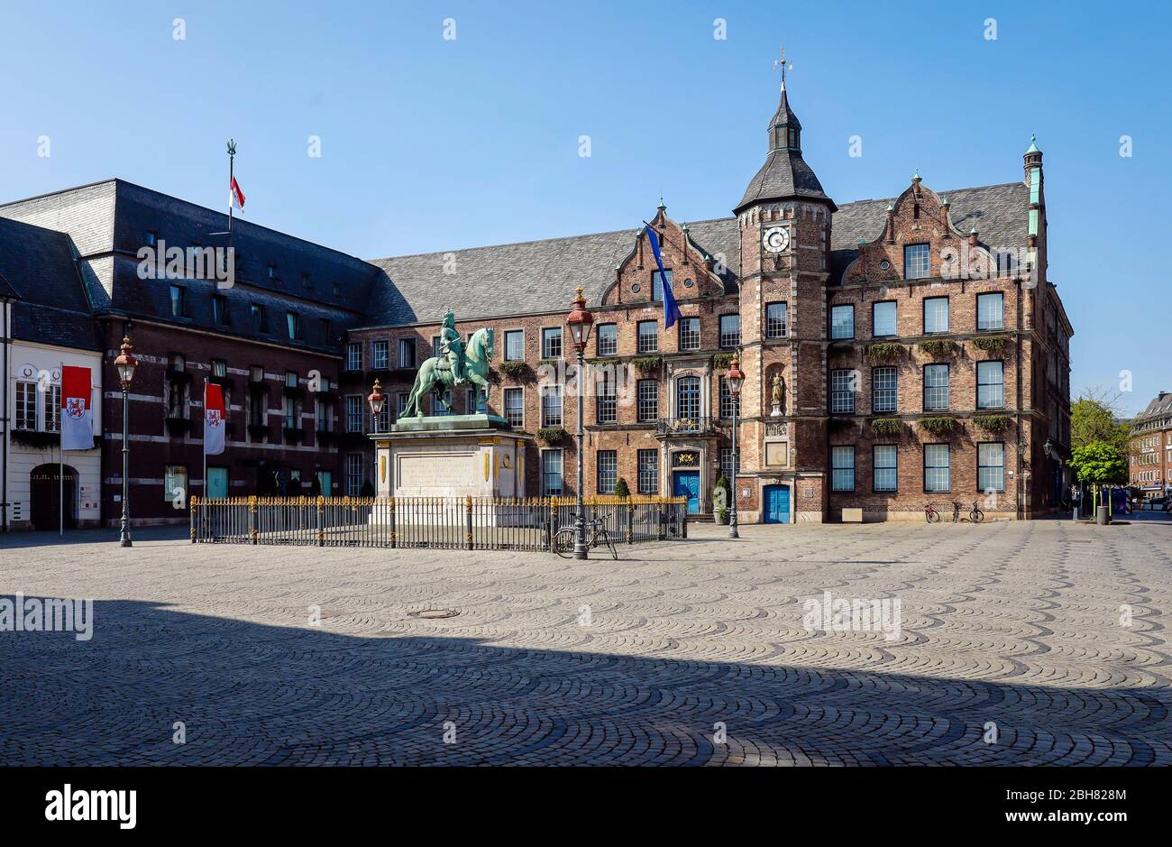 17.04.2020, Düsseldorf, Nordrhein-Westfalen, Deutschland - Rathaus, leere Altstadt in Zeiten der Corona-Pandemie ohne Kontakt. 00X200417D031CAR Stockfoto