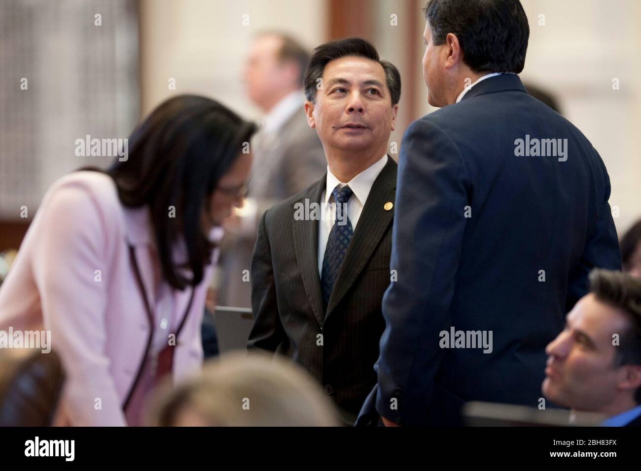 Austin, Texas, USA, 27. Mai 2009: Der vietnamesisch-amerikanische Gesetzgeber Hubert Vo (D-Houston, Mitte) spricht mit Kollegen im Repräsentantenhaus von Texas. ©Bob Daemmrich Stockfoto