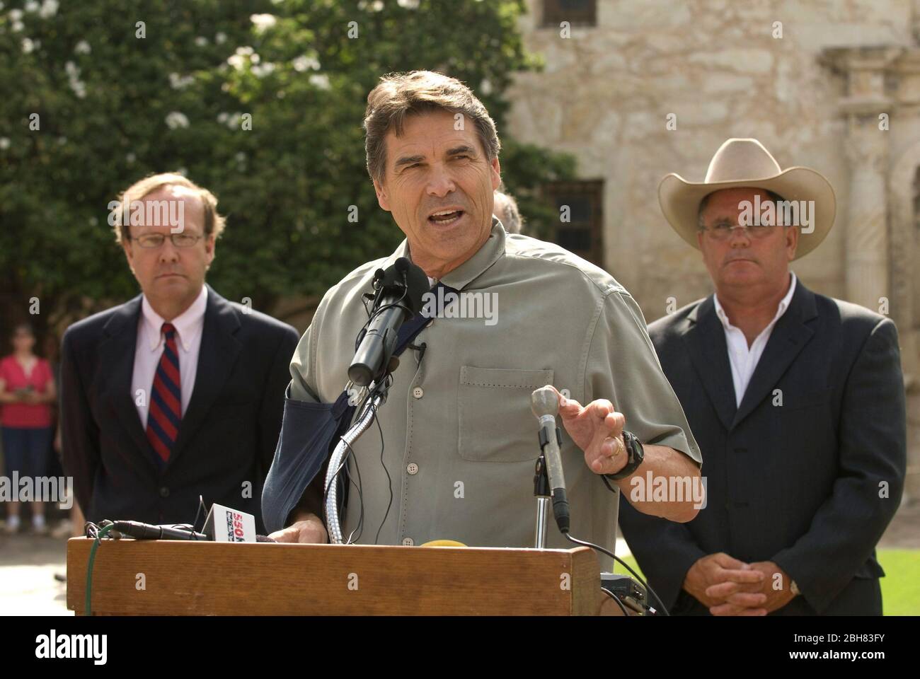 San Antonio, Texas, USA, Juni 15 2009: Der Gouverneur von Texas, Rick Perry, spricht vor dem Alamo mit informeller Kleidung und einem rechten Arm in einer Schlinge, nachdem er beim Fahrradfahren einen gebrochenen Kragenknochen erlitten hat. ©Marjorie Kamys Cotera/Bob Daemmrich Photography Stockfoto