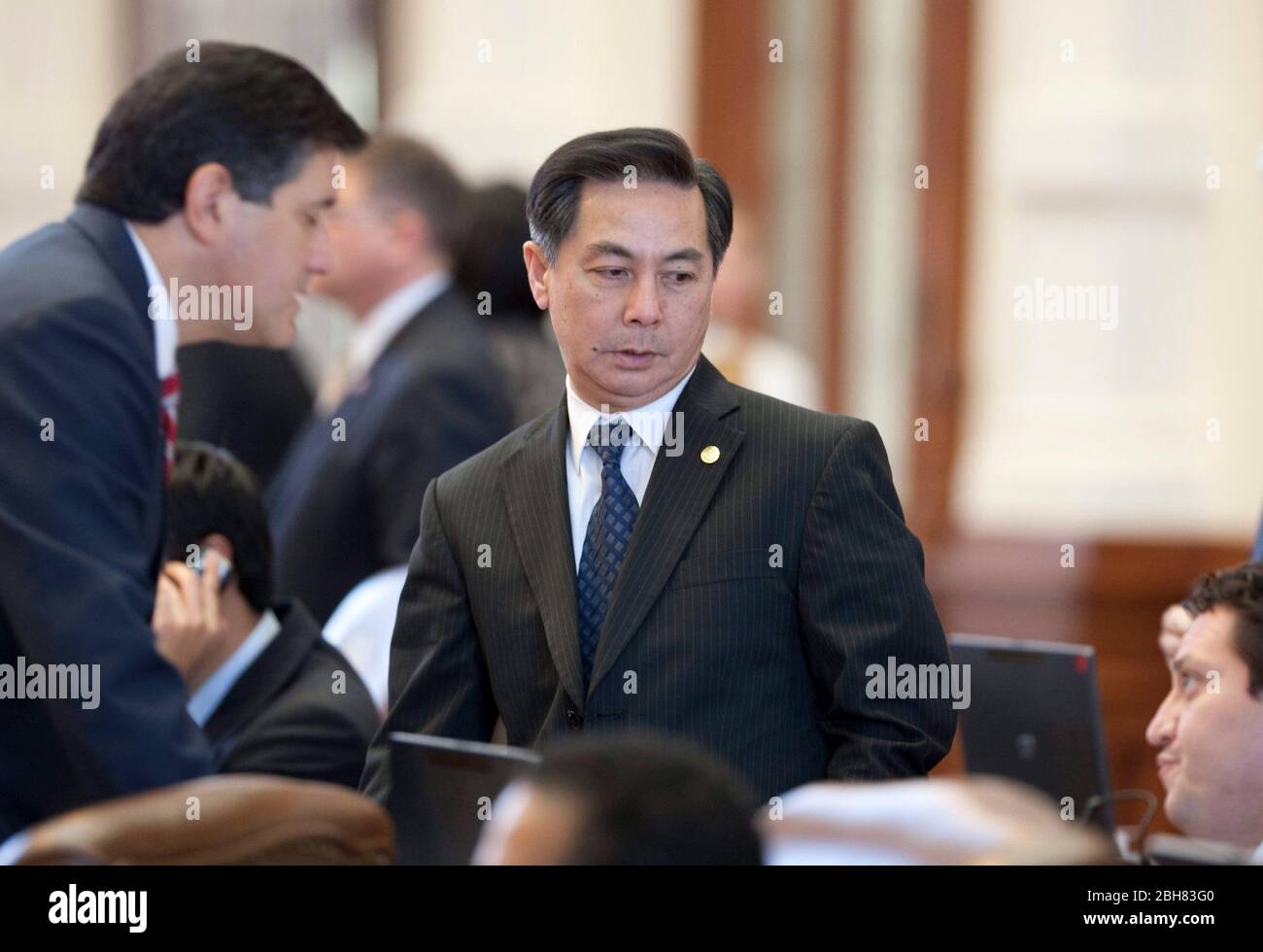Austin, Texas, USA, 27. Mai 2009: Der vietnamesisch-amerikanische Gesetzgeber Hubert Vo (D-Houston, Mitte) spricht mit Kollegen im Repräsentantenhaus von Texas. ©Bob Daemmrich Stockfoto