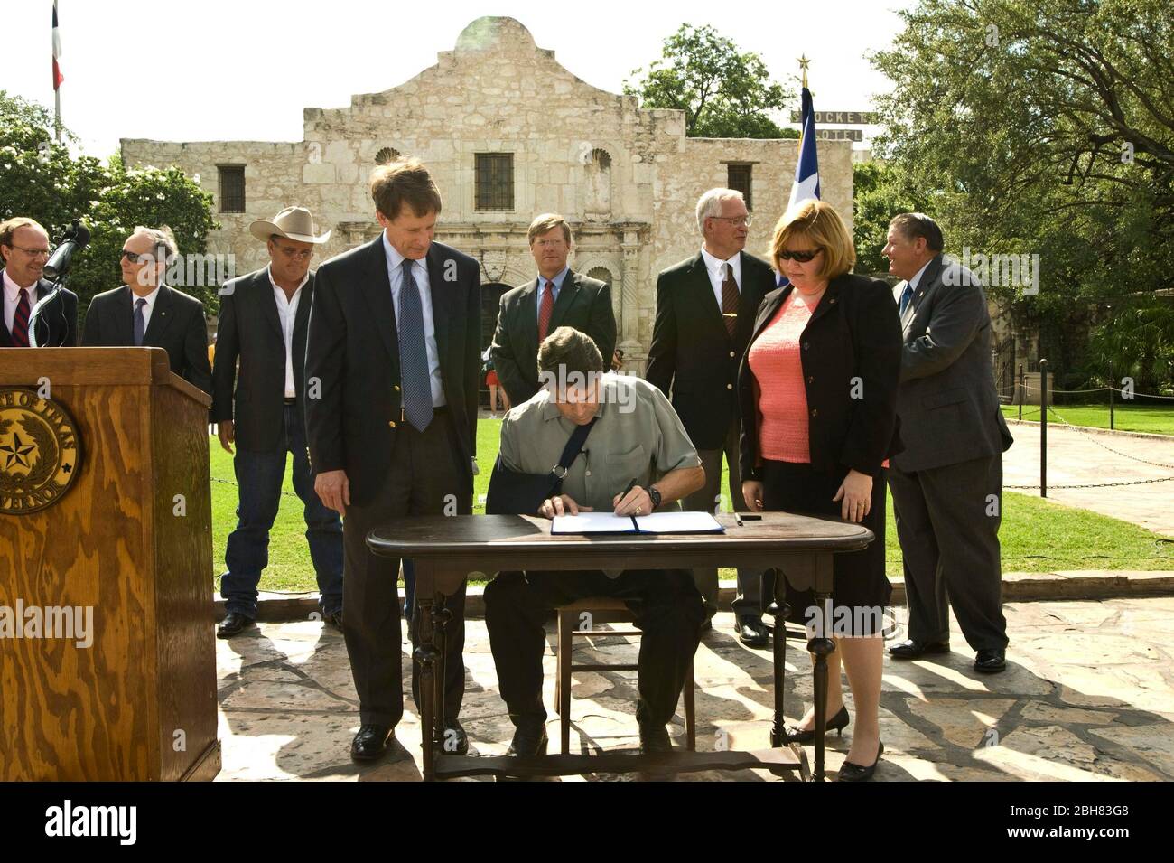 San Antonio Texas USA, 15.. Juni 2009: Der Gouverneur von Texas, Rick Perry, unterzeichnet während einer Zeremonie vor der Alamo ein Gesetz zum Schutz der Eigentümer von Immobilien in Texas. Perrys rechter Arm ist in einer Schlinge, nachdem er bei einem Fahrradunfall sein Schlüsselbein gebrochen hat. ©Marjorie Kamys Cotera/Bob Daemmrich Photography Stockfoto