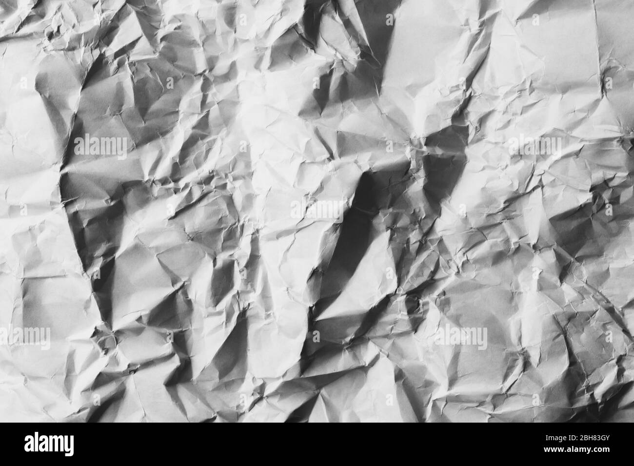 Ein zerknitterte Papierhintergrund. Schwarz und Weiß. Stockfoto