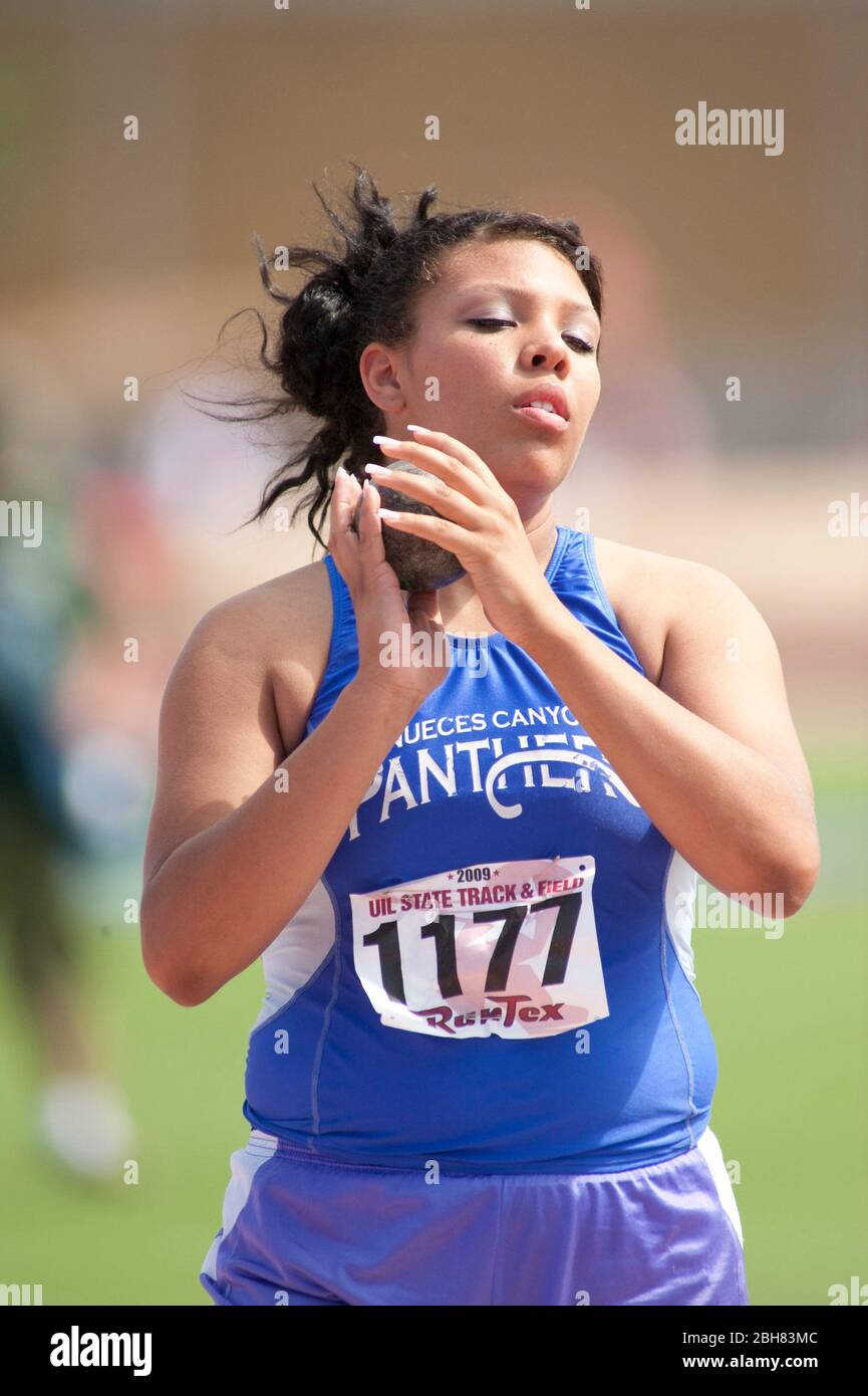 Austin Texas USA, 6. Juni 2009: Weiblicher Schussputter bereitet sich darauf vor, den Schuß im Finale der Texas High School State Track and Field Championships im University of Texas Track Stadium zu werfen. ©Bob Daemmrich Stockfoto