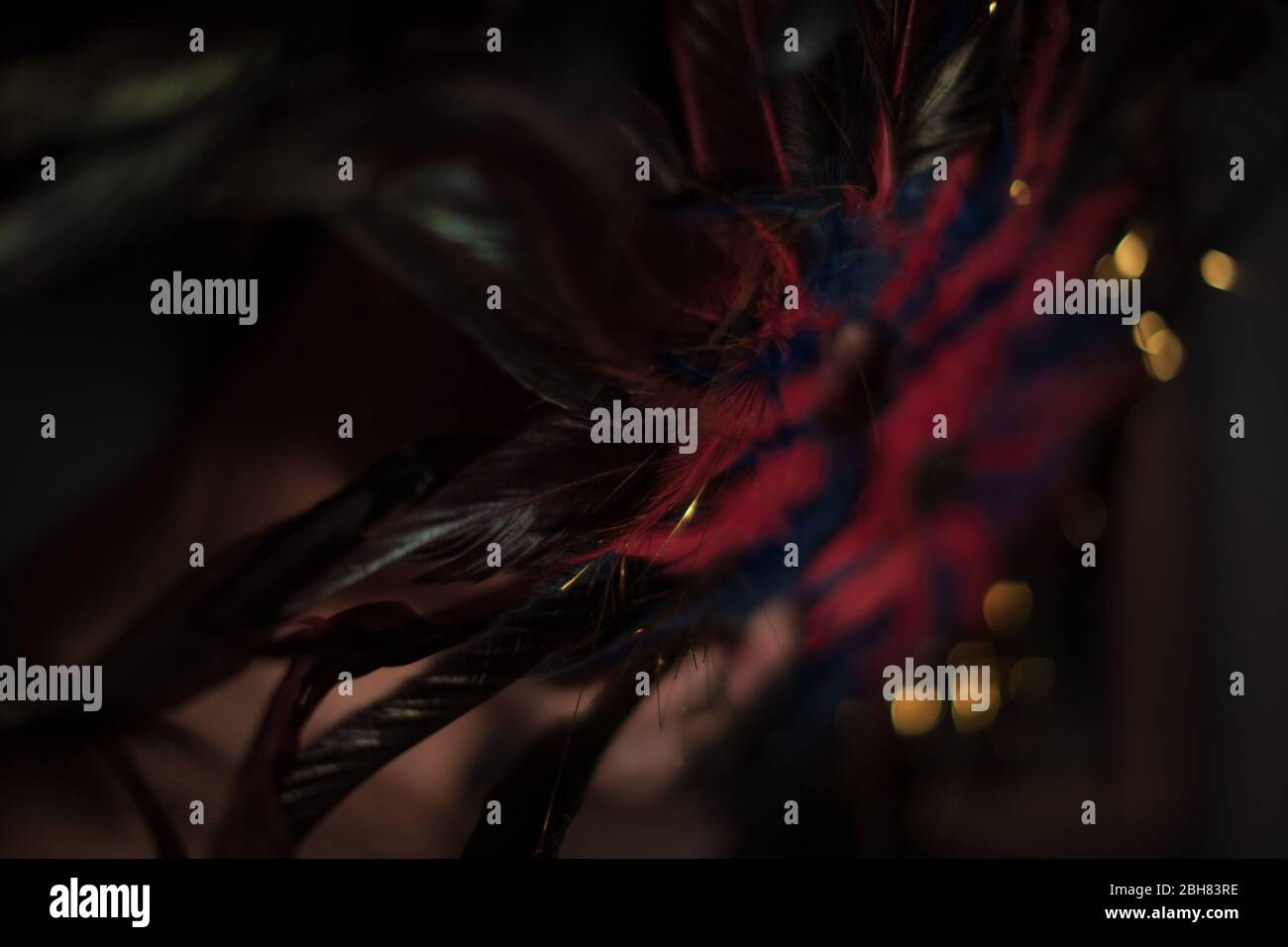 Federrote und blaue Theatermaske auf einem Schauspieler der darstellenden Kunst Stockfoto