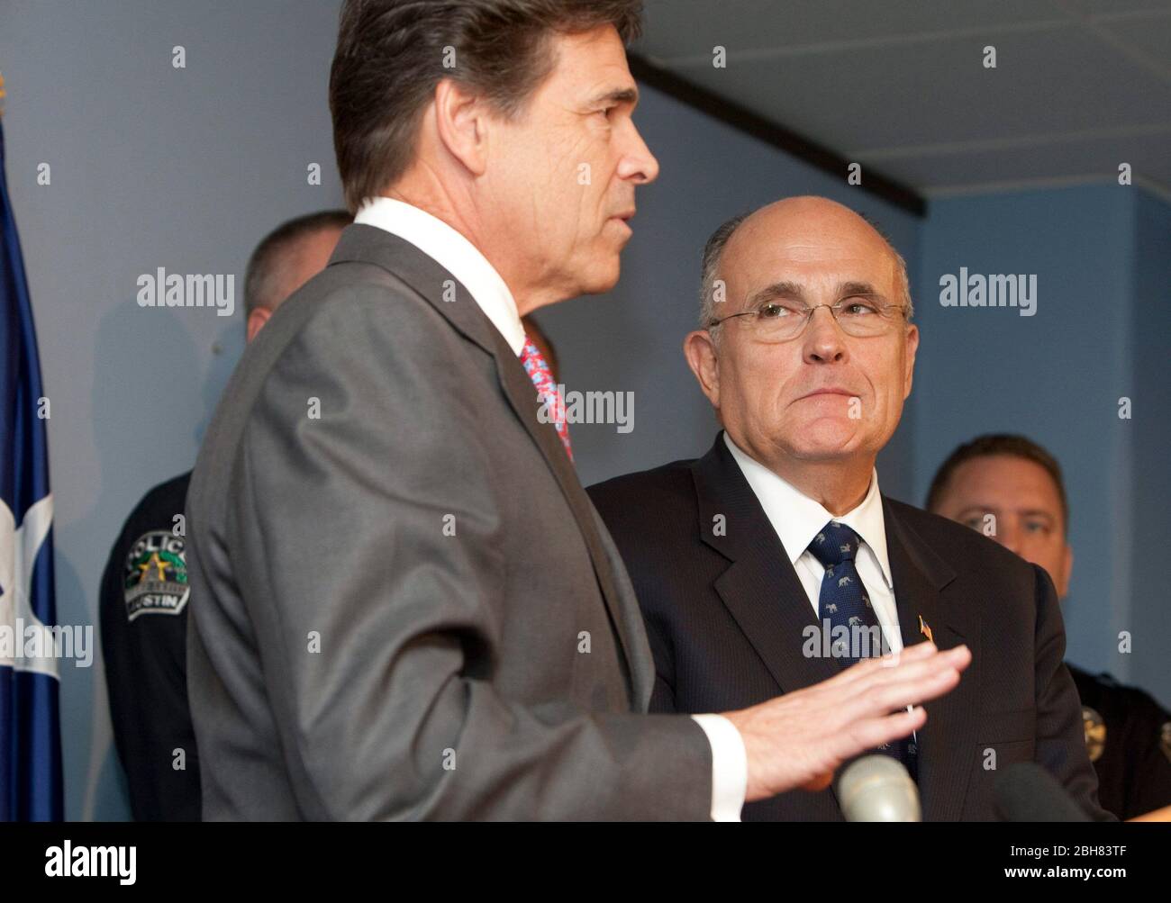 Austin Texas USA, 15. September 2009: Der ehemalige Bürgermeister von New York, Rudy Giuliani (r), tritt dem Gouverneur von Texas bei. Rick Perry prangerte auf einer Pressekonferenz an, was sie als Untätigkeit der Bundesregierung in Bezug auf Grenzzuwanderungsfragen bezeichnen, die Texas und den Rest der Vereinigten Staaten betreffen. Perry und Giuliani tourten in einer Reihe von politischen Spendenaufenthalten durch den Staat. ©Bob Daemmrich Stockfoto