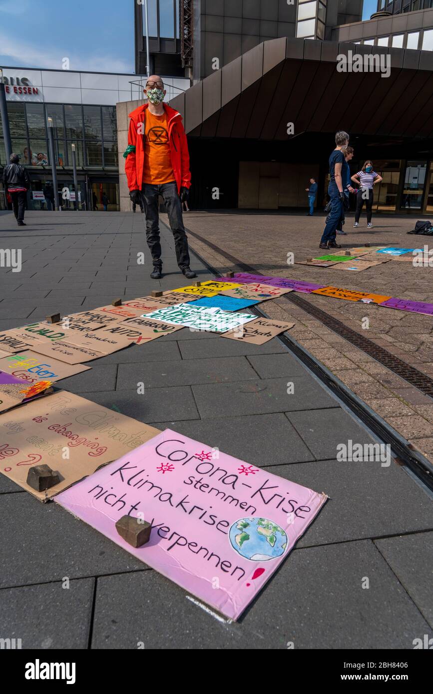 Freitag für zukünftige Aktivisten mit der Aktion, Ihr Zeichen ist im Streik für Sie, gesammelt Protestzeichen werden, von einigen FFF-Mitgliedern, vor o Stockfoto