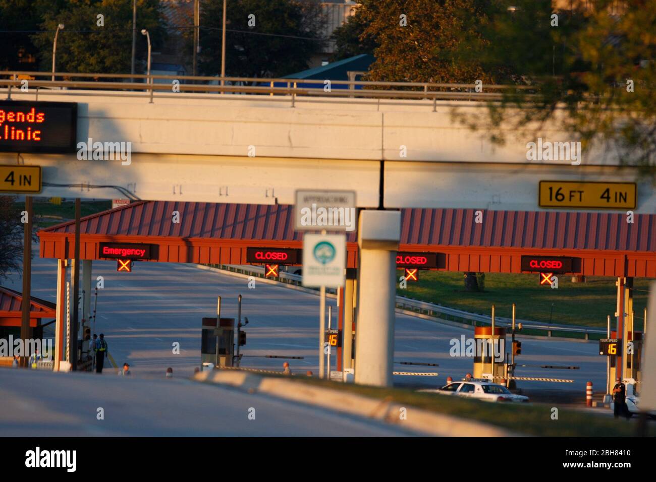 Killeen, Texas, USA, 5. November 2009: Sicheres Eingangstor zu den USA Armeeposten Fort Hood, das mit einem elektronischen X gekennzeichnete geschlossene Einfahrtsstraßen zeigt, ist für Besucher Stunden geschlossen, nachdem ein Armeearzt in einer Klinik auf dem Posten 13 Militärangehörige erschoss und tötete. ©Bob Daemmrich Stockfoto