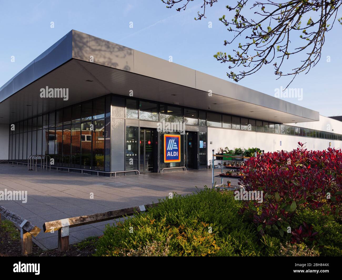 KIRKBY IN ASHFIELD, ENGLAND - APRIL 24: ALDI Supermarkt, am frühen Morgen, während der Coronavirus-Sperrzeit. In Kirkby In Ashfield, Nottinghamshire, En Stockfoto