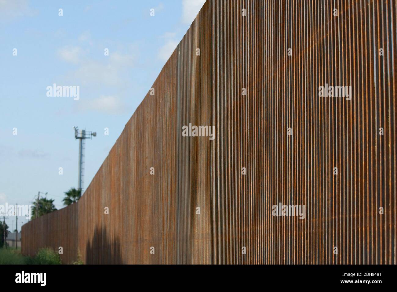 Brownsville Texas USA, 7. Oktober 2009: Ein Kameraturm ragt über einem fertiggestellten Abschnitt der 20 Meter hohen Grenzmauer aus Beton und Stahl durch die Innenstadt von Brownsville. Die Mauer soll die illegalen Grenzübergänge am stark genutzten Rio Grande-Grenzübergang verlangsamen. ©Bob Daemmrich Stockfoto