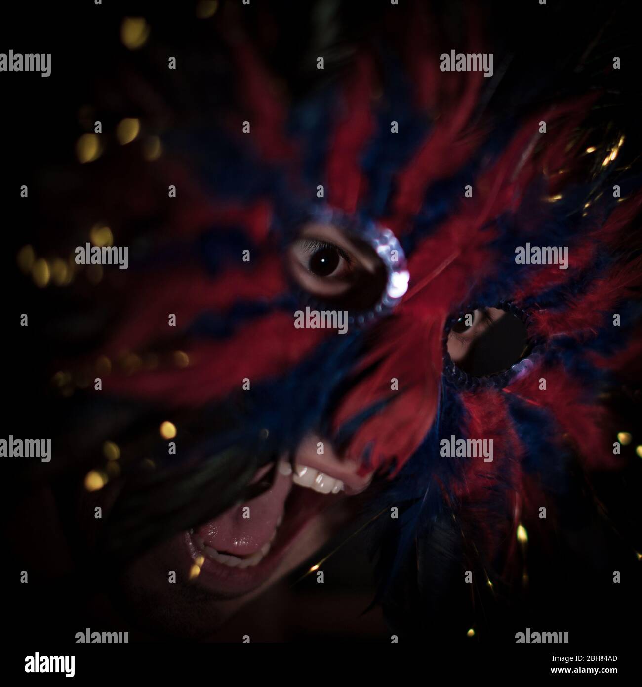 Federrote und blaue Theatermaske auf einem Schauspieler der darstellenden Kunst Stockfoto