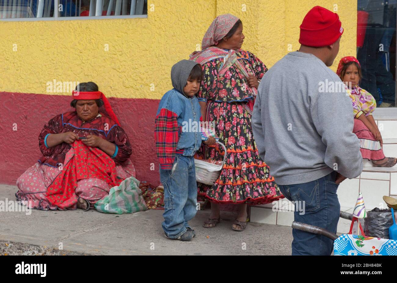 Ojinaga, Chihuahua, Mexiko, 9. Dezember 2009: Tarahumara-Indianer auf den Straßen von Ojinaga, . ©Bob Daemmrich Stockfoto