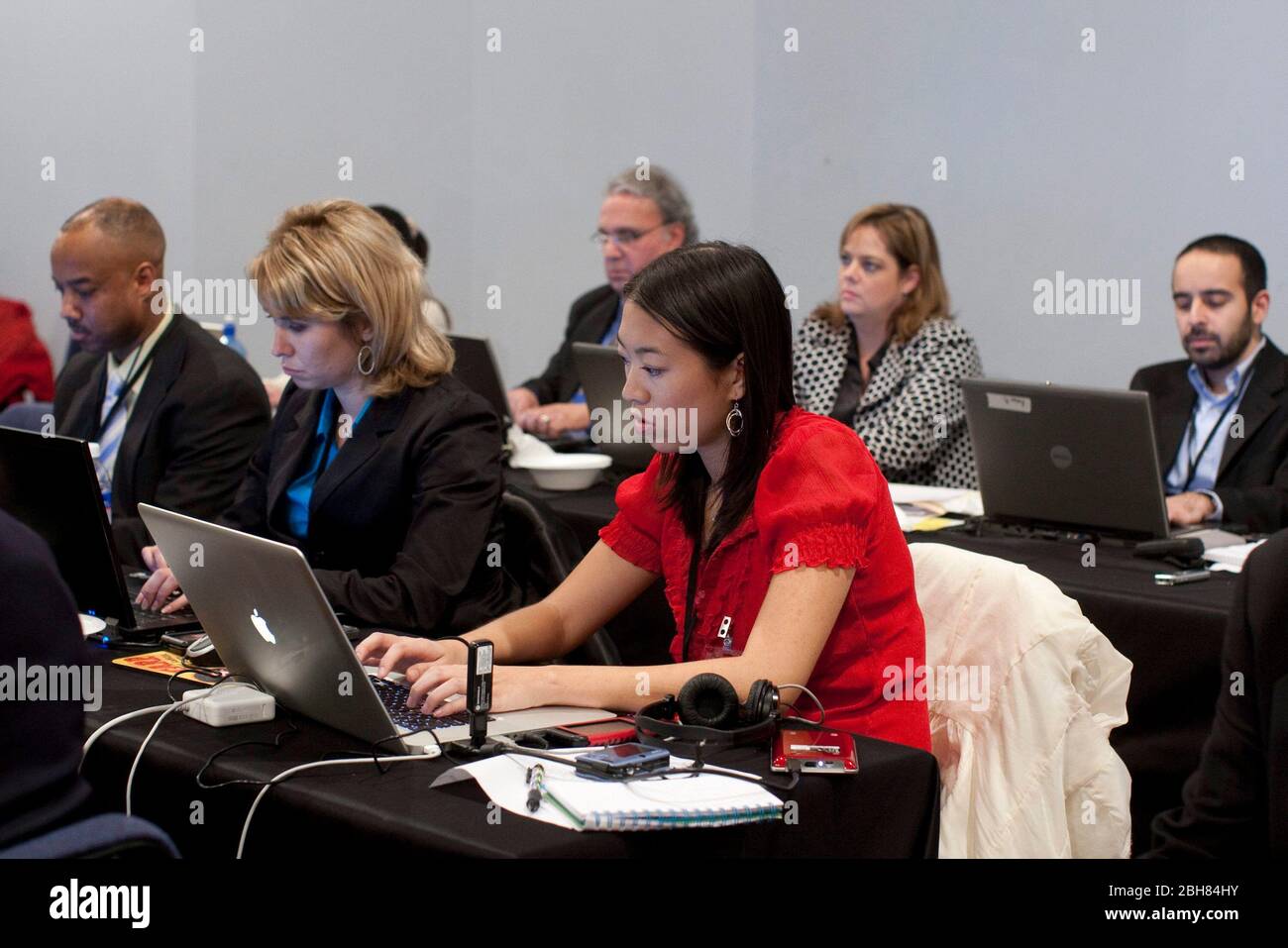 Denton Texas USA, 14. Januar 2010: Der asiatisch-amerikanische Reporter der Texas Tribune Online-Zeitung berichtet zusammen mit anderen Mitgliedern der texanischen Medien über eine Debatte zwischen republikanischen Kandidaten für den texanischen Gouverneur aus einem Presseraum neben dem Studio, in dem die Debatte im Fernsehen übertragen wurde. ©Bob Daemmrich Stockfoto