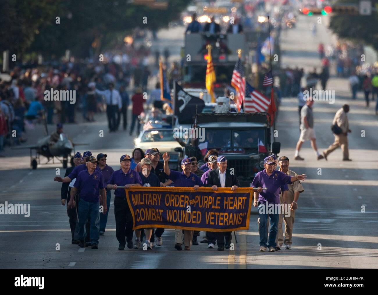 Austin Texas USA, 11. November 2009: Mitglieder des Ordens des Purple Heart tragen ihr Banner während der jährlichen Veteran's Day Parade, die auf der Congress Avenue durch die Innenstadt zum State Capitol führt. © Bob Daemmrich Stockfoto