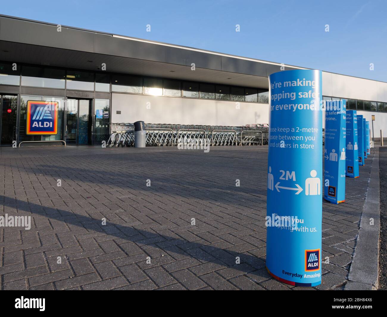 KIRKBY IN ASHFIELD, ENGLAND - APRIL 24: Coronavirus soziale Distanzierung Informationen in Aldi Supermarkt. In Kirkby In Ashfield, Nottinghamshire, England Stockfoto