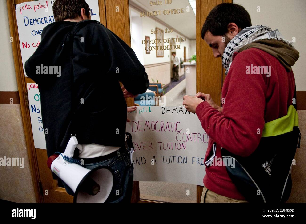 Austin, Texas, USA, 4.. März 2010: Studentische Aktivisten der Universität von Texas protestieren gegen Kürzungen der Hochschulfinanzierung, die die Studienkosten erhöhen würden, und verkleben Protestschilder an den Türen des Haushaltsbüros der Universität.© Marjorie Kamys Cotera/Daemmrich Fotos Stockfoto