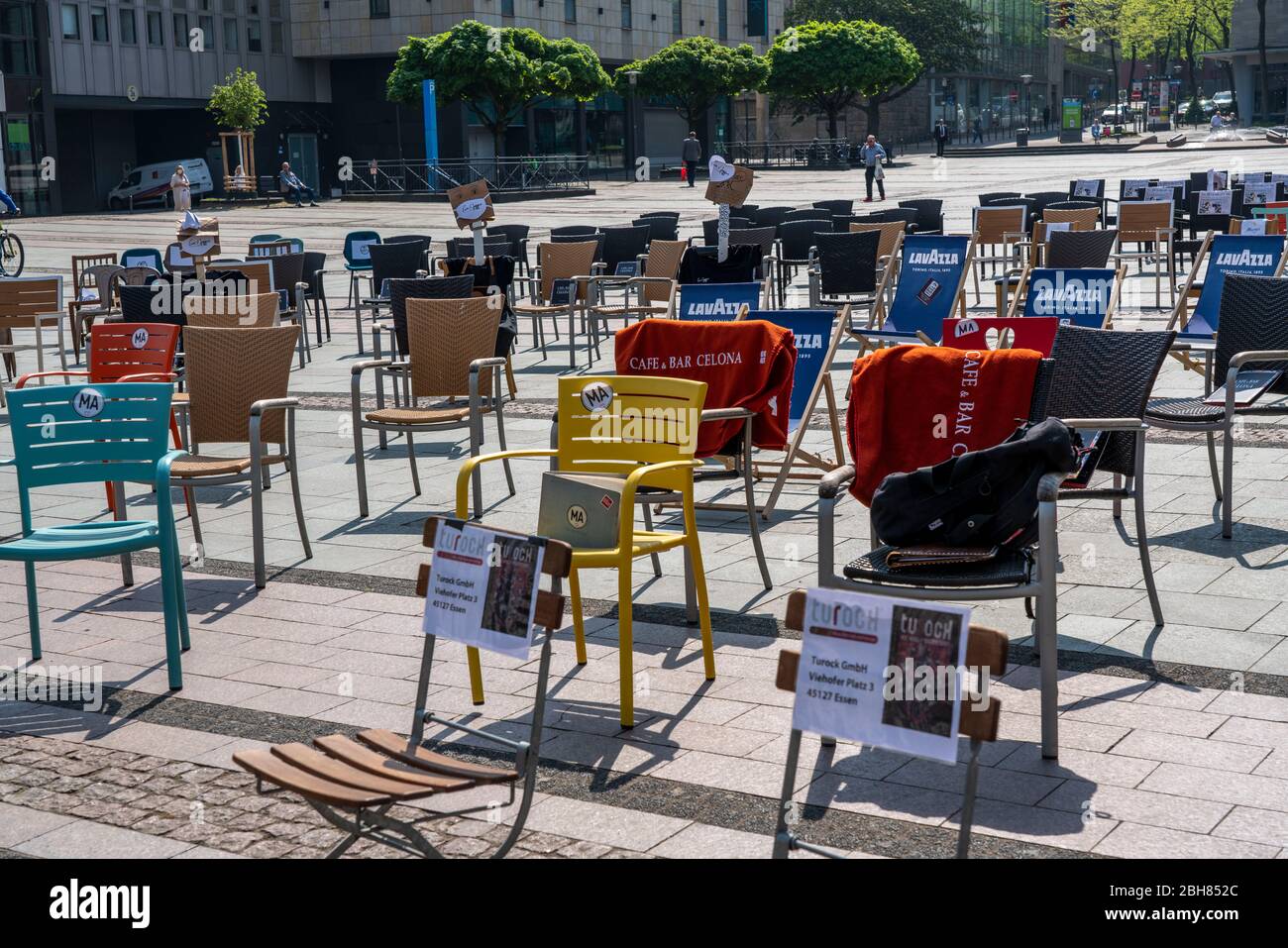 Die Kampagne '1,000 leere Stühle', mit der Gastronomen bundesweit auf die Probleme der Gastronomie in der Corona-Zeit aufmerksam machen wollen, Ke Stockfoto