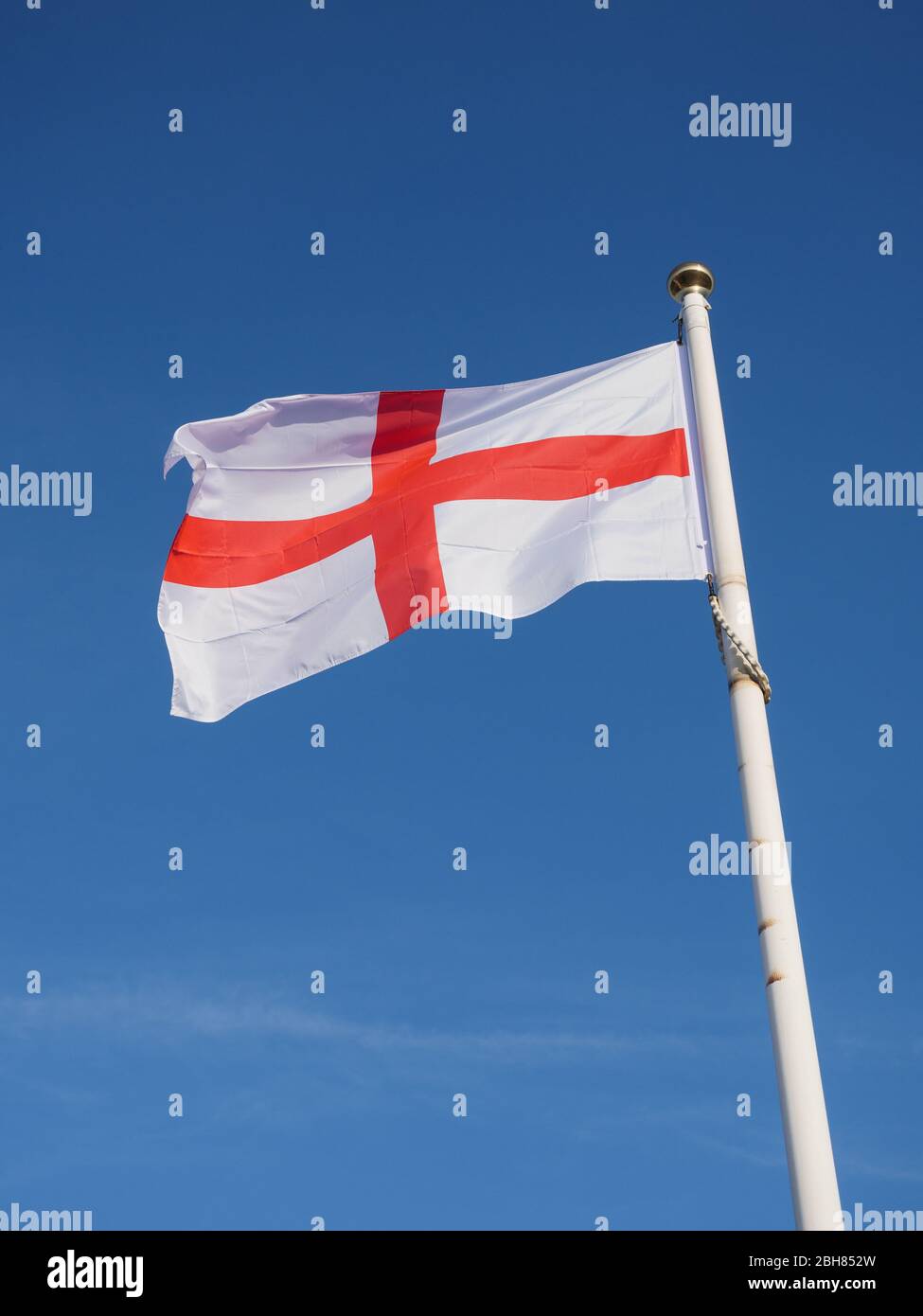 KIRKBY IN ASHFIELD, ENGLAND - APRIL 24: English St George Kreuz Flagge hoch gegen einen blauen Himmel. England. Low Moor Road, in Kirkby in Ashfield, Nottingh Stockfoto