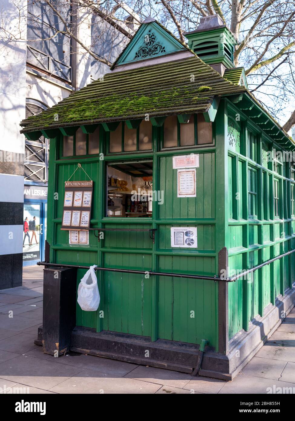 Damm Place Cabmen's Shelter, traditionelle grüne Zuflucht in der viktorianischen Ära für hansom Taxifahrer, noch heute in Gebrauch und offen für alle Stockfoto