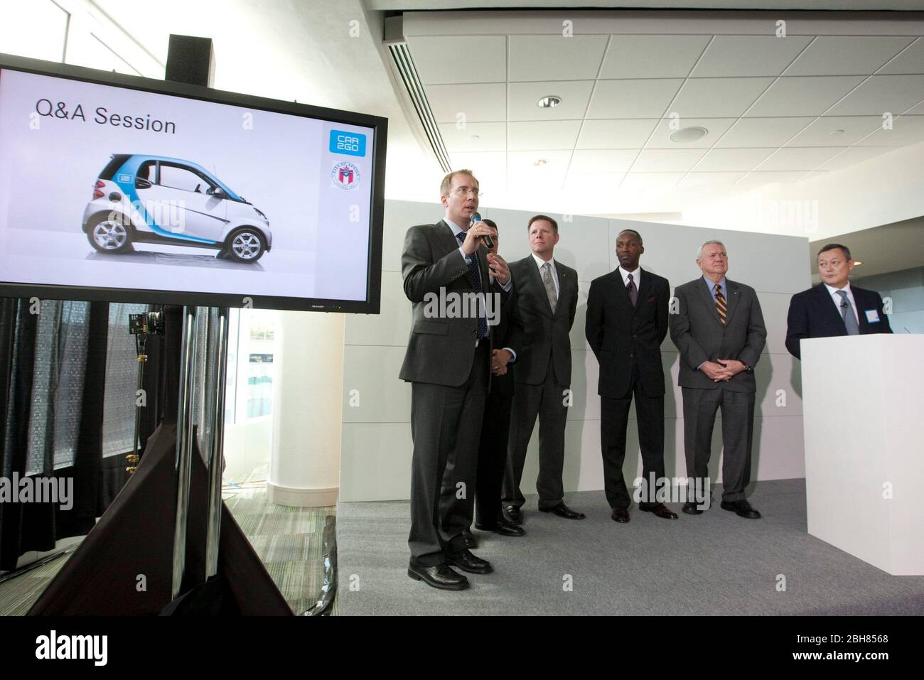 Austin, Texas, USA, November 17 2009: Daimler-Beamte beantworten Medienfragen bei einer Pressekonferenz im Rahmen der Auftaktveranstaltung des Verleihprogramms Cars2Go in Austin.© Bob Daemmrich Stockfoto