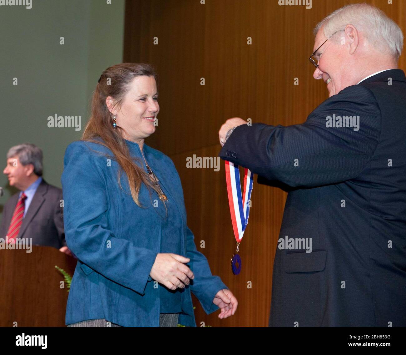 Austin Texas USA, März 29 2010: Community College Student erhält eine Medaille, weil er in das Texas All-Academic Team in Zeremonien in der LBJ Library aufgenommen wurde. Studenten aller Altersgruppen werden ermutigt, nach dem Abschluss zu vier-jährigen Institutionen vorzurücken. ©Bob Daemmrich Stockfoto