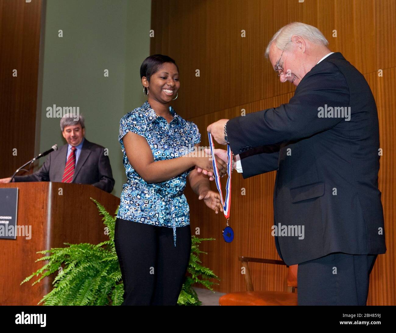 Austin Texas USA, März 29 2010: Schwarze weibliche Community-College-Studentin erhält eine Medaille, weil sie in das Texas All-Academic Team bei Zeremonien in der LBJ Library benannt wurde. Studenten aller Altersgruppen werden ermutigt, nach dem Abschluss zu vier-jährigen Institutionen vorzurücken. ©Bob Daemmrich Stockfoto