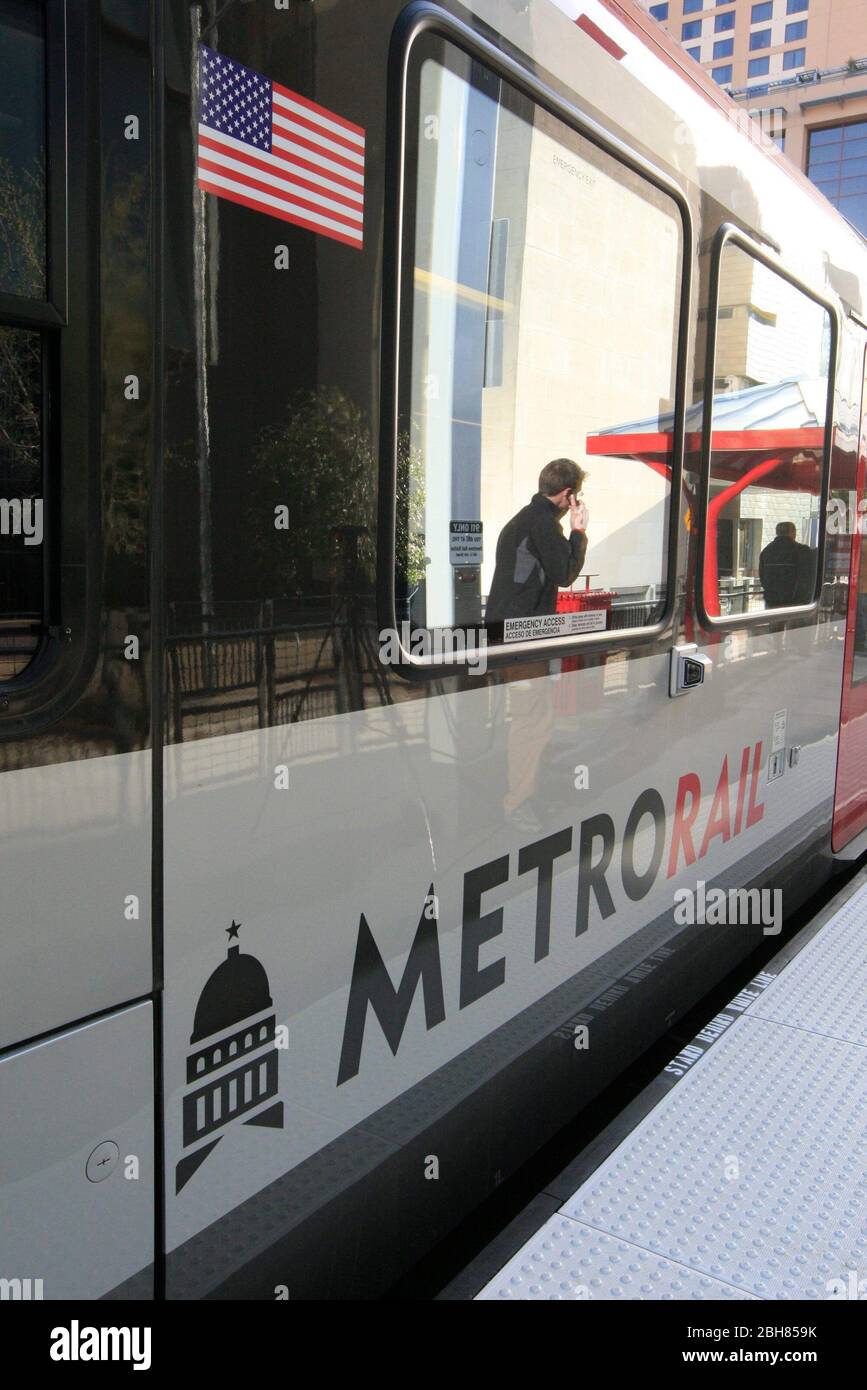 Austin Texas USA, März 22 2010: Nach fast 30 Jahren Anstrengungen mit Starts, Stops und Starting Again rollt der erste Pendlerzug im Metro-Gebiet von Austin seit mehr als 50 Jahren von den aufkeimenden nördlichen Vororten in die Innenstadt von Austin. Die Capital Metro Red Line von Leander zieht neugierige Fahrer und eifrige Pendler an, die sich auf ihren ersten Lauf befinden. ©Bob Daemmrich Stockfoto