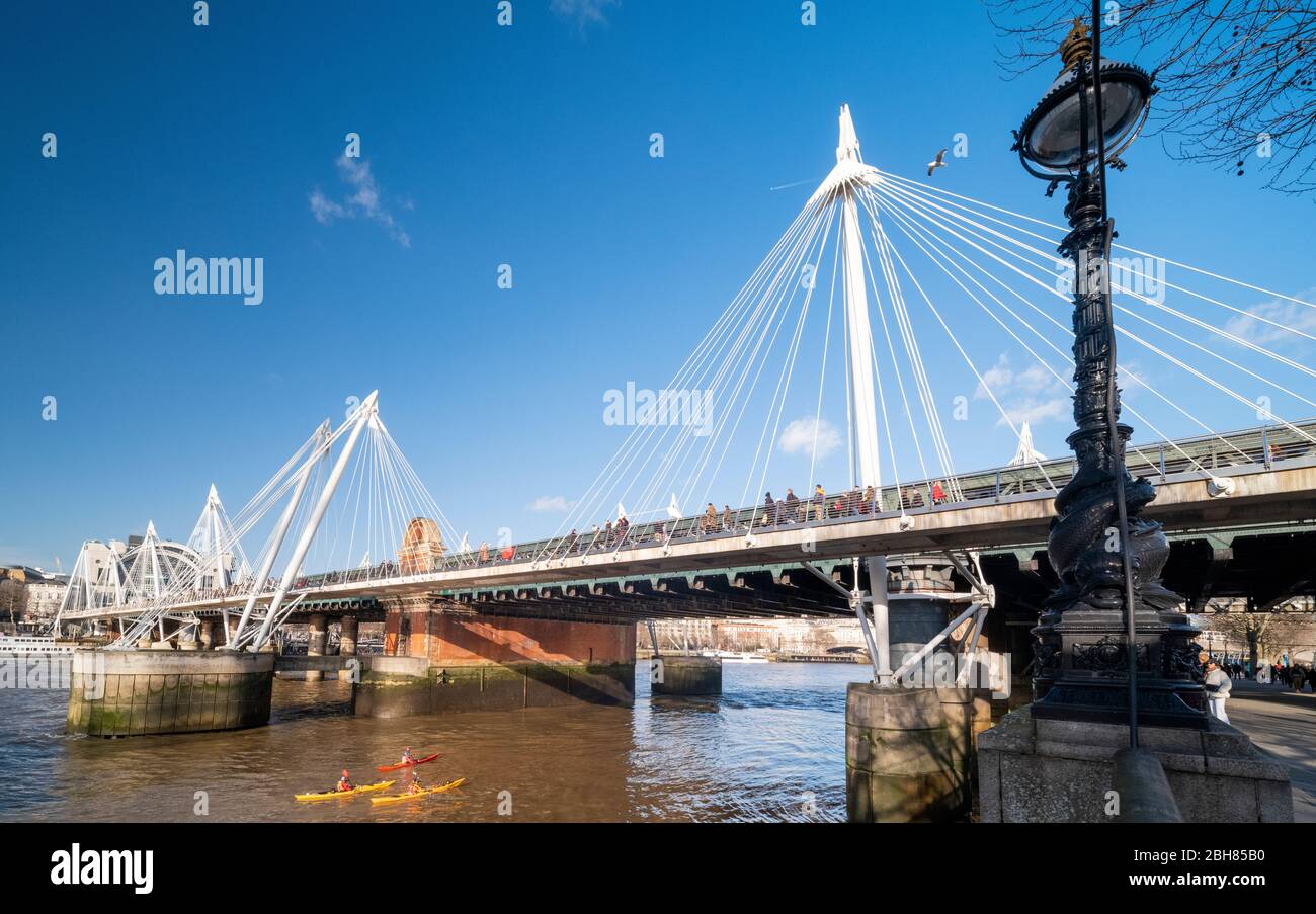 Hungerford Bridge, die Charing Cross, am Nordufer der Themse, mit dem South Bank Complex verbindet, auch Golden Jubilee Bridge genannt Stockfoto