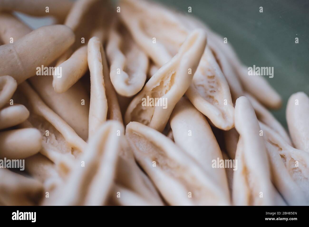 Geringe Schärfentiefe (selektiver Fokus) und Makrobild mit Fagiolini Pasta. Stockfoto