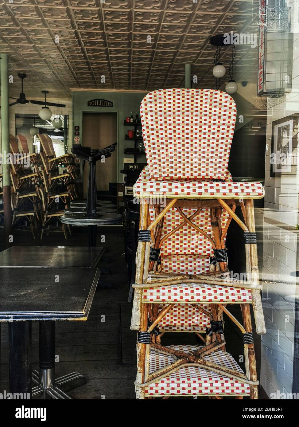 SCHLIESSUNG DES PARISER CAFÉS WÄHREND DER PARISER SCHLIESSUNG Stockfoto