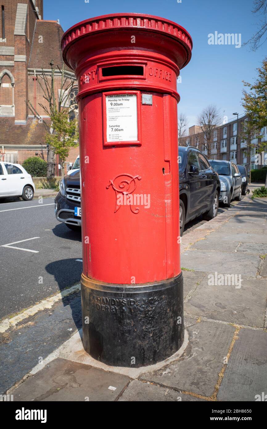 Ikonisches rotes britisches Royal Mail Viktorianisches Postfach mit Königin Victoria VR Victoria Regina Chiffre auf der Vorderseite, in Kentish Town, London Stockfoto