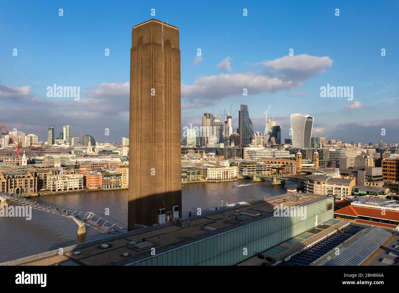 Londons Stadtbild mit dem Tate Modern Kamin im Vordergrund, von der Aussichtebene des Blavatnik Building, Tate Modern, London aus gesehen Stockfoto