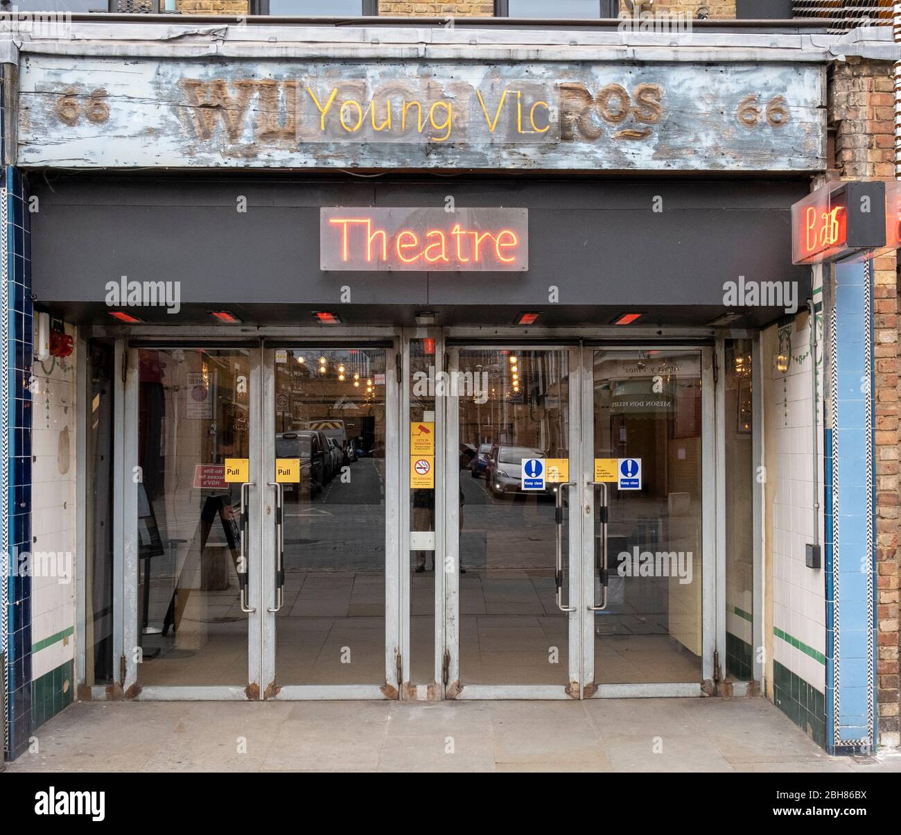 Eintritt zum Young Vic Theater in The Cut, London, das mit dem Old Vic verbunden ist und für die Förderung neuer Talente und Künstler bekannt ist Stockfoto