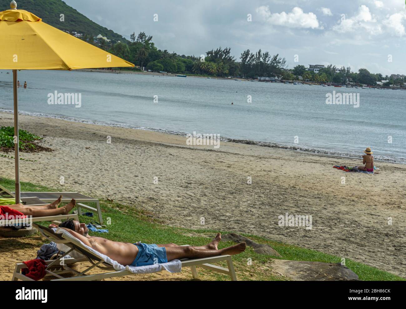 Tamarin Beach, Mauritius, Dezember 2019 - Urlauber, die einen schönen Tag am Tamarin Beach in der Tamarina Bucht genießen Stockfoto
