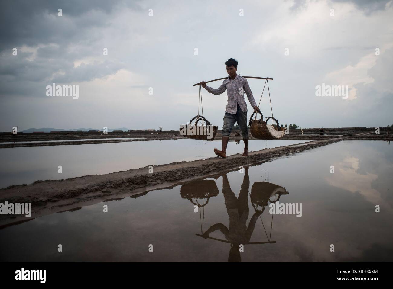 Salzfeldarbeiter, der Salz trägt, Kampot, Kambodscha. Stockfoto