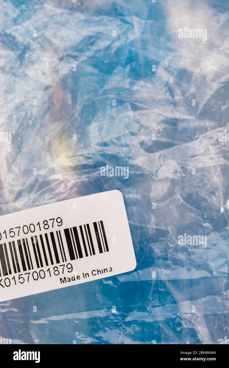 Unbekanntes Lager-ID-Etikett mit „Made in China“ auf Kunststoffverpackung. Für billige chinesische Importe, Handelskrieg zwischen den USA und China, Handelszölle, China-Offshoring Stockfoto