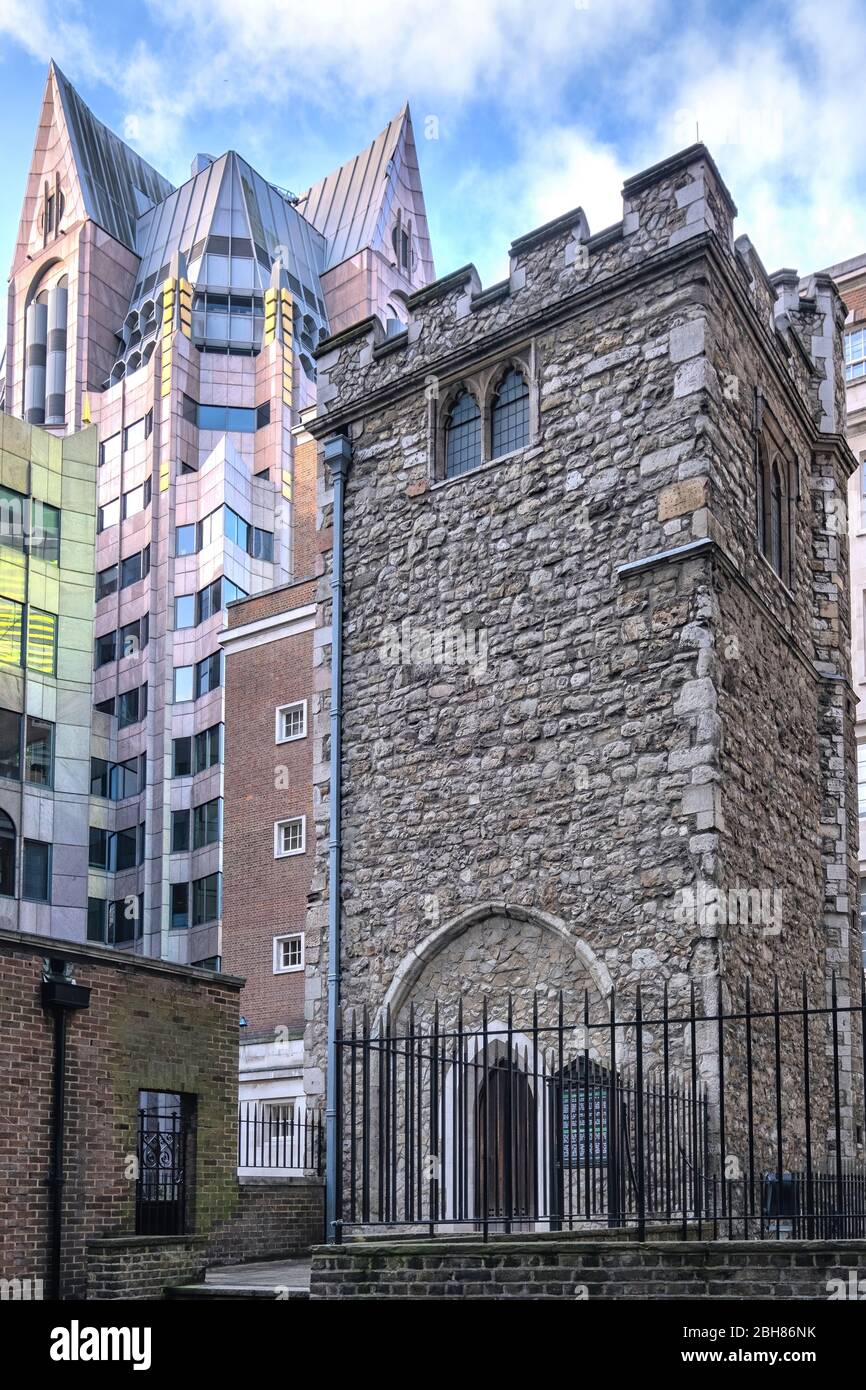 Die mittelalterliche Färbung des Turms aller Hallowers ist alles, was von einer Kirche übrig geblieben ist, die auf dieser Stelle von 1218/9 auf der Mark Lane in der City of London war Stockfoto