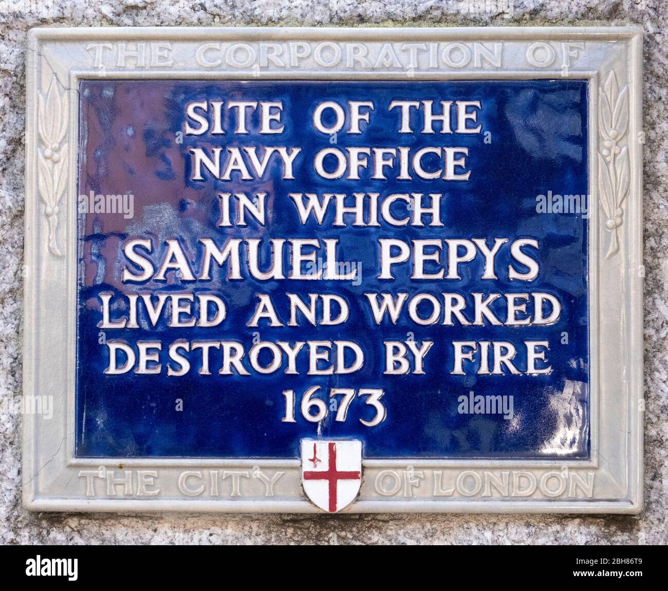 Plakette der Londoner Corporation, die den Standort des Marinehotels bezeichnet, an dem Samuel Pepys während der Großen Pest und des Feuers von London lebte und arbeitete Stockfoto