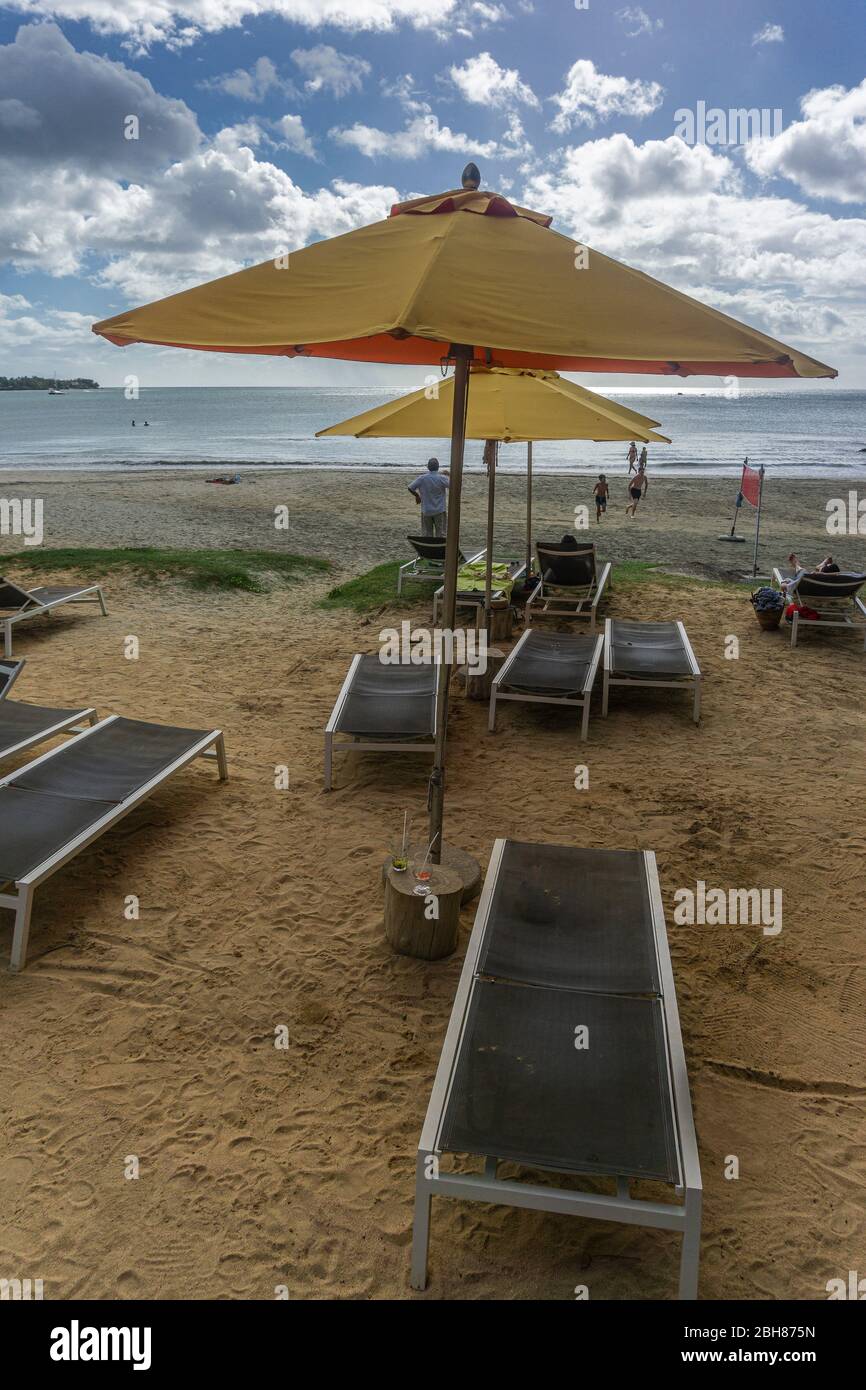 Tamarin Beach, Mauritius, Dezember 2019 - Sonnenschirme und Liegen vor einem Hotelresort am Strand von Tamarin Stockfoto