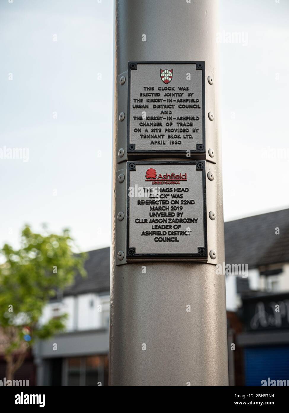 KIRKBY IN ASHFIELD, ENGLAND - APRIL 24: Nahaufnahme des Hinweisschildes über die 'Nags Head Clock'. Station Street, in Kirkby in Ashfield, Nottinghamshi Stockfoto KIRKBY IN ASHFIELD, ENGLAND - APRIL 24: Nahaufnahme des Hinweisschildes über die 'Nags Head Clock'. Station Street, in Kirkby in Ashfield, Nottinghamshi Stockfoto