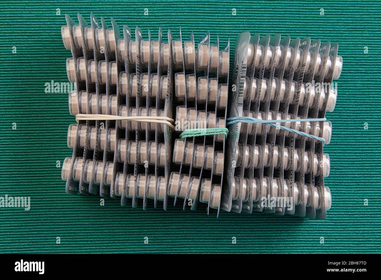 St. Petersburg, Russland - 17. April 2020: Einheitsdosis Verpackung von Arzneimitteln, Tabletten in Blistern. Paracetamol Tablette oder Pillen in Blisterpackung. Stockfoto