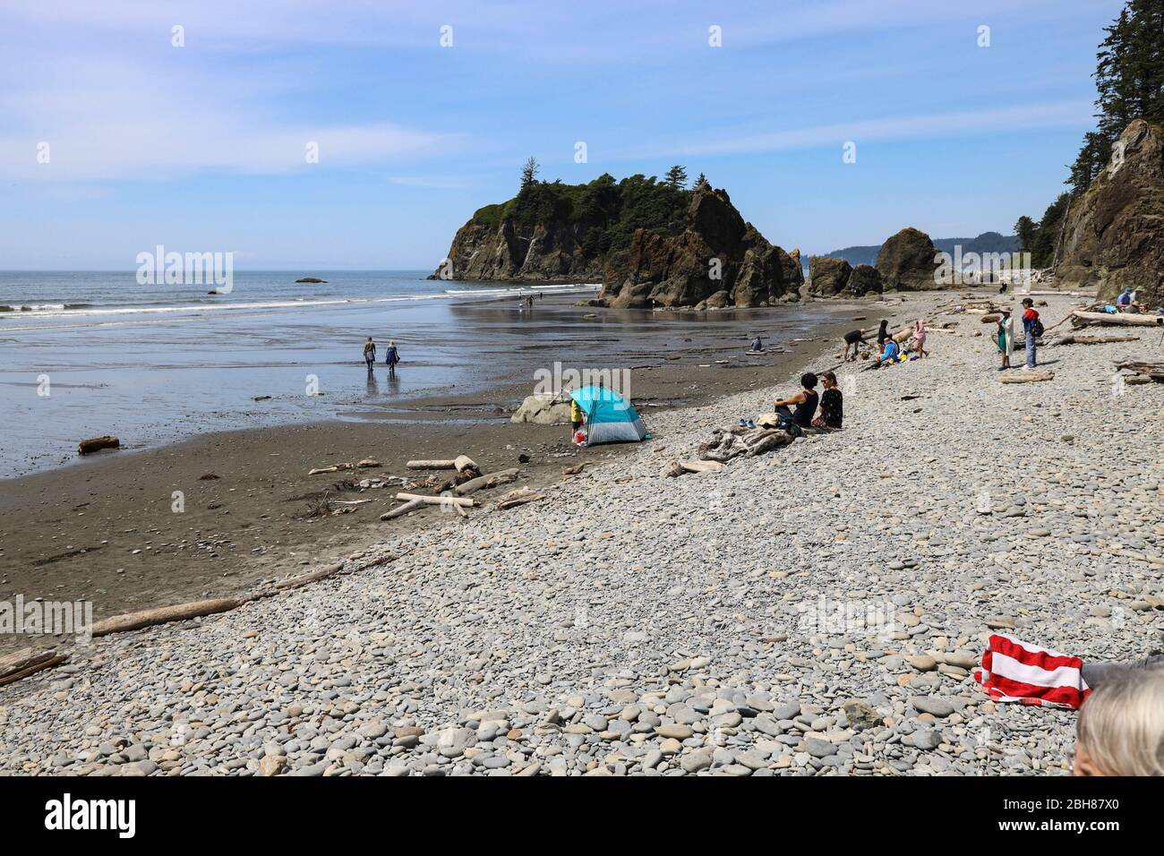 Strandbesucher in beliebten Ruby Beach, Forks, Olympic National Park, Washington, USA Stockfoto