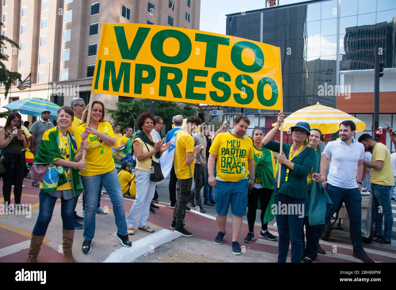 Sao Paulo, SP, Brasilien, 2018/10/21, Demonstration pro Präsidentschaftskandidat Jair Bolsonaro auf Paulista Avenue - Zeichen liest gedruckte Stimmen Stockfoto