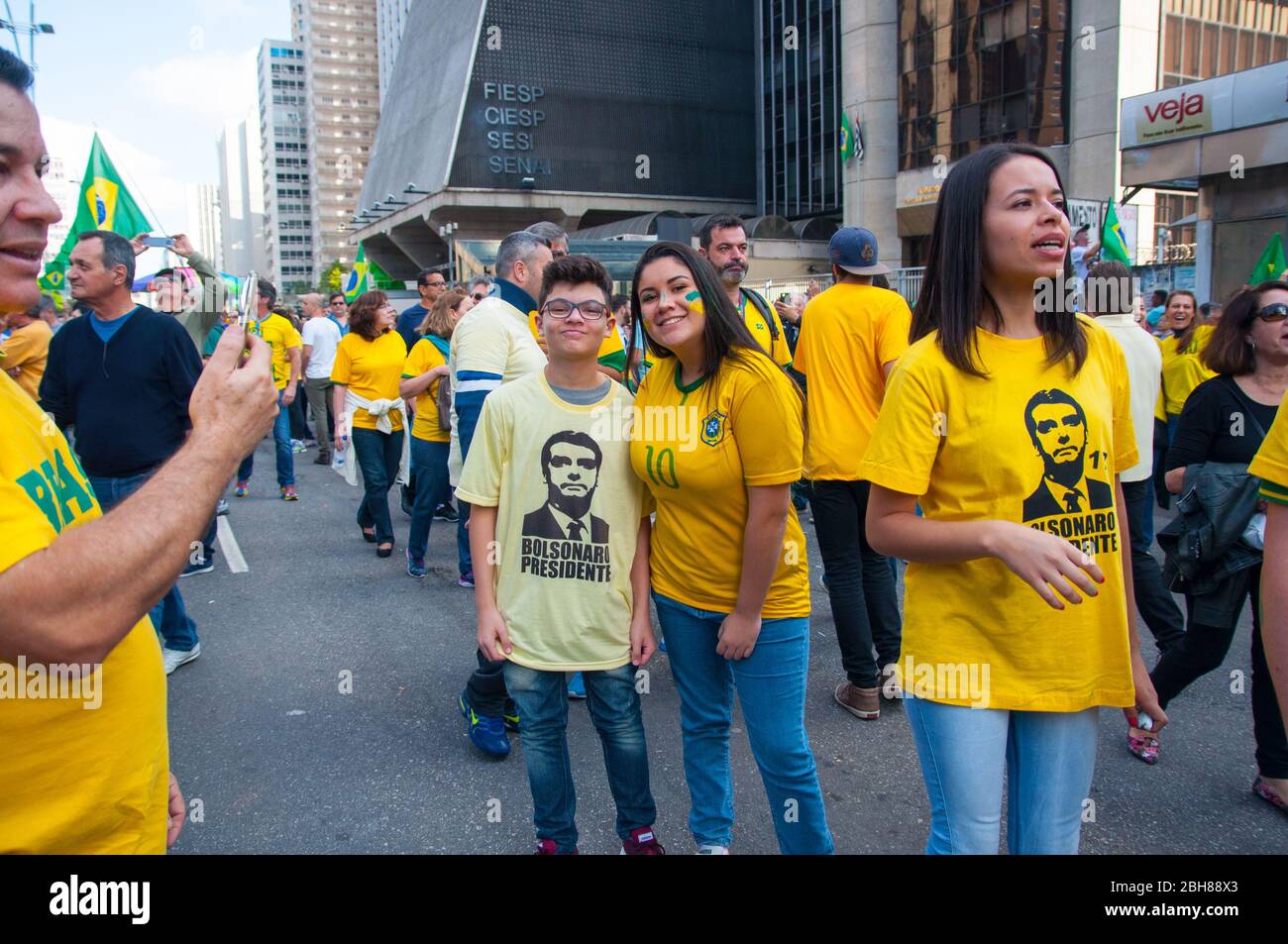 Sao Paulo, SP, Brasilien, 2018/10/21, Demonstration pro Präsidentschaftskandidat Jair Bolsonaro auf Paulista Avenue -Anhänger tragen den Kandidaten t-sh Stockfoto