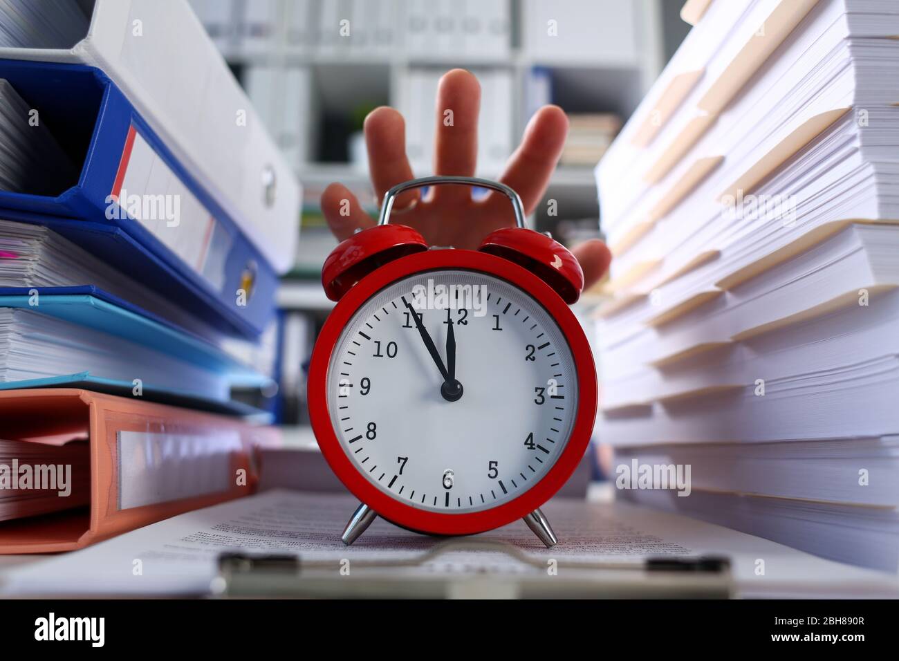 Büroangestellter mit unfertigen Arbeiten Stockfoto