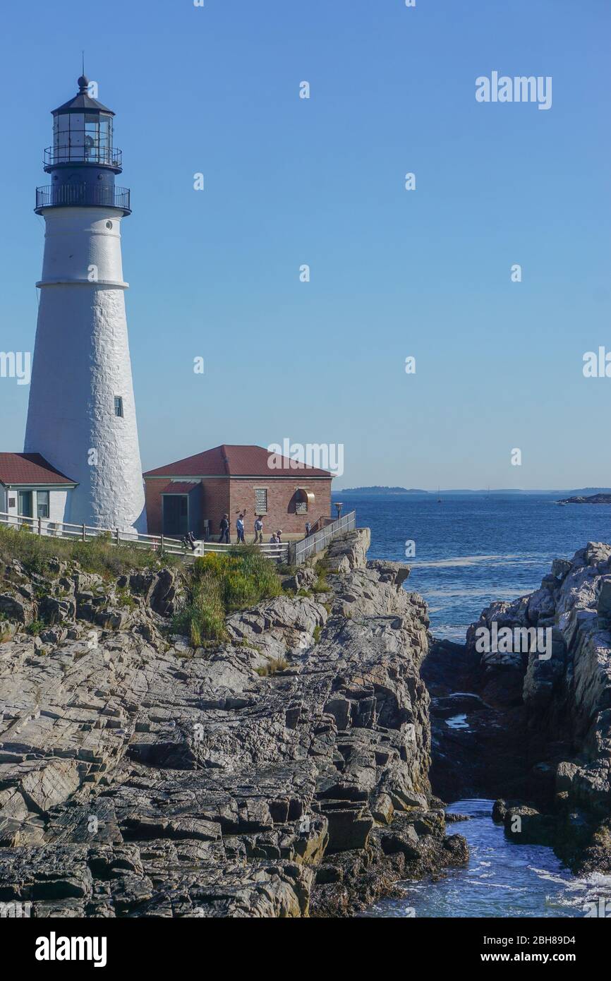 Cape Elizabeth, Maine, USA: Touristen besuchen das Portland Head Light, 1791, den ältesten Leuchtturm in Maine. Stockfoto