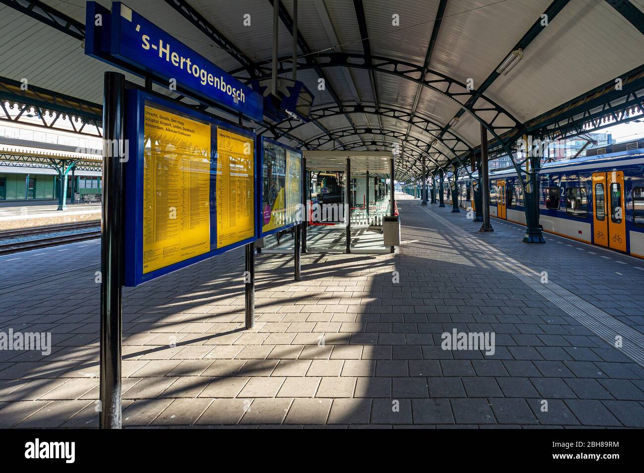 S-HERTOGENBESCH, 21-03-2020, dutchnews, Corona-Virus, leere öffentliche Verkehrsmittel, fast vollständig leerer Bahnhof durch das Corona-Virus in Õs-Hertogenbosch Stockfoto